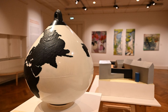 Quelques sculptures viennent trouver leur place parmi les toiles. 