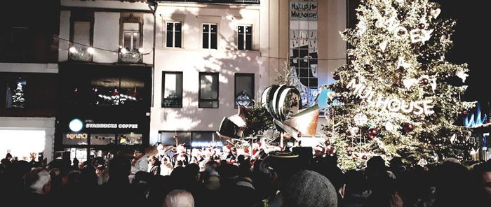 Séquence inaugurale sur une place des Victoires, noire de monde.
