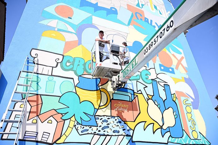 L'artiste mulhousien Fernand Kayser devant sa fresque XXL, rue de Bâle.