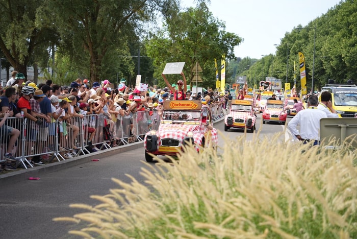 Les 2 CV, stars de la caravane publicitaire.