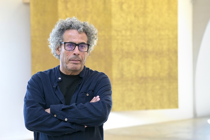 Hassan Darsi vit et travaille à Casablanca. L’ensemble de son œuvre a notamment été récompensé par le prestigieux prix Prince Claus Impact, en 2022.
