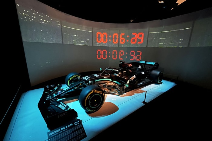 Des écrans et jeux de lumière magnifient les monoplaces présentées dans l'exposition "Formule 1".  