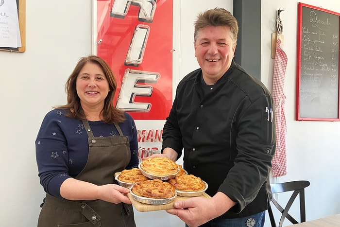 Sandra et Emmanuel Brand ont accueilli l'Atelier du commerce et ont présenté une nouveauté : une tourte à l'effigie de la roue de Mulhouse.