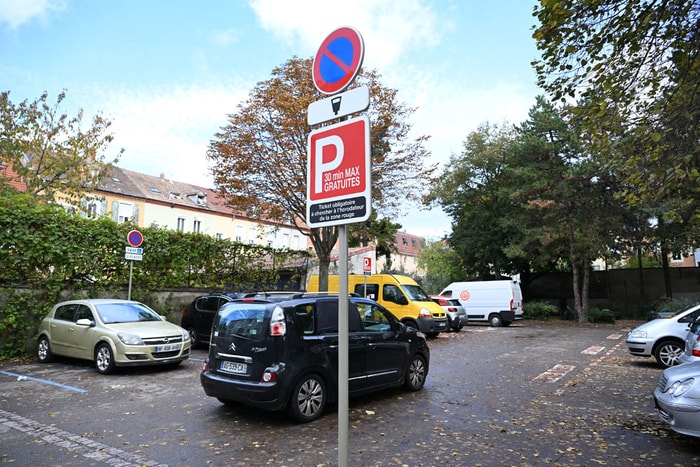 À  l'image de celle de la rue Oberkampf, plusieurs zones de stationnement à rotation rapide, gratuites 30mn, ont été mises en place.