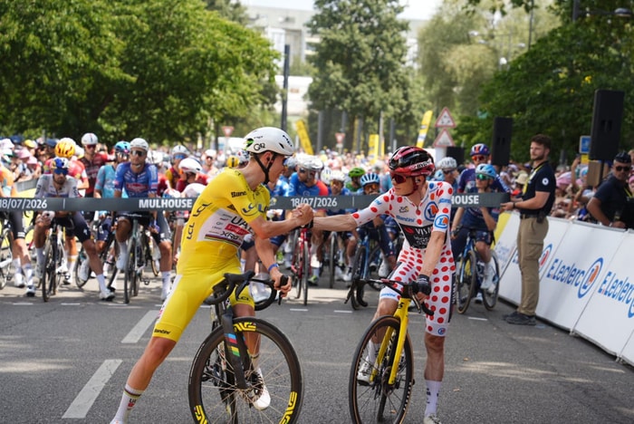 Avant le départ, le respect entre le maillot jaune Tadej Pogačar et le maillot à pois Jonas Vingegaard.