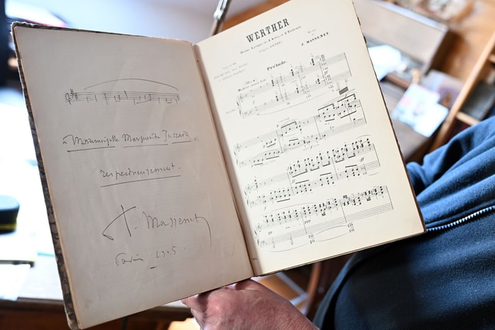 Parmi la collection de partitions du directeur artistique, celle-ci est signée du compositeur Jules Massenet. 