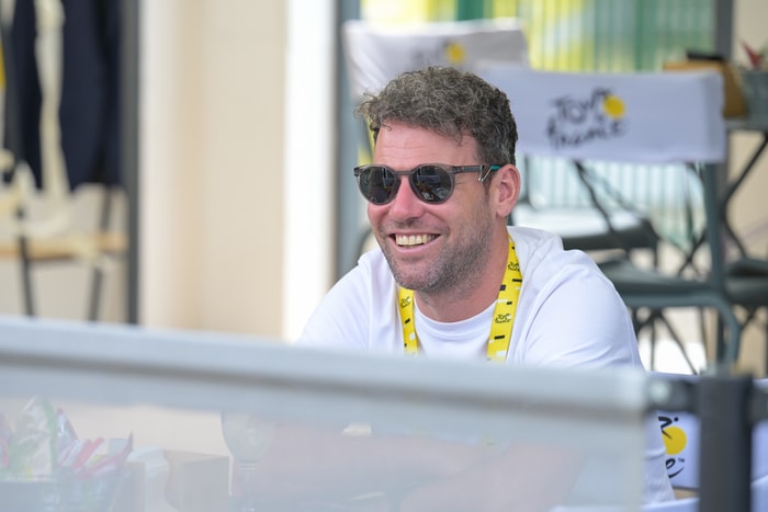 Des légendes, au village départ, avec Mark Cavendish, le recordman du nombre d'étapes gagnées sur le Tour (35).