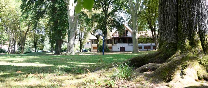 Le site se compose d'un bâtiment de 160 m² et d'un parc arboré de 87 ares,