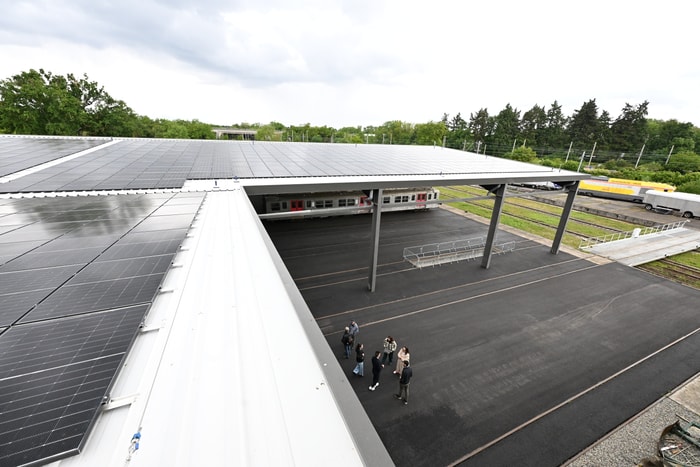 Au-dessus du nouveau bâtiment, on peut apercevoir les panneaux photovoltaïques.