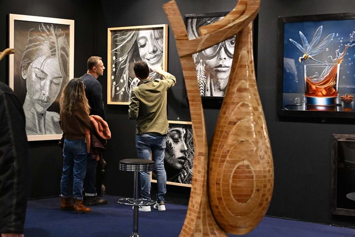 Art 3F permet la rencontre directe des visiteurs avec les artistes. 