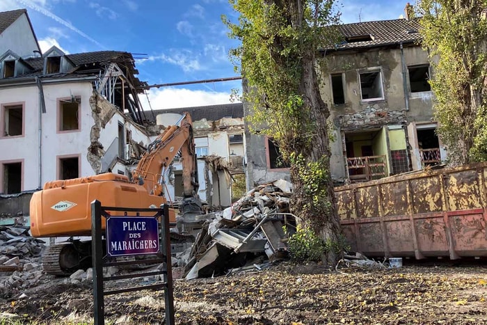 La démolition des immeubles en cours, au niveau des numéros 33, 35 et 37-39 de la rue du Manège.