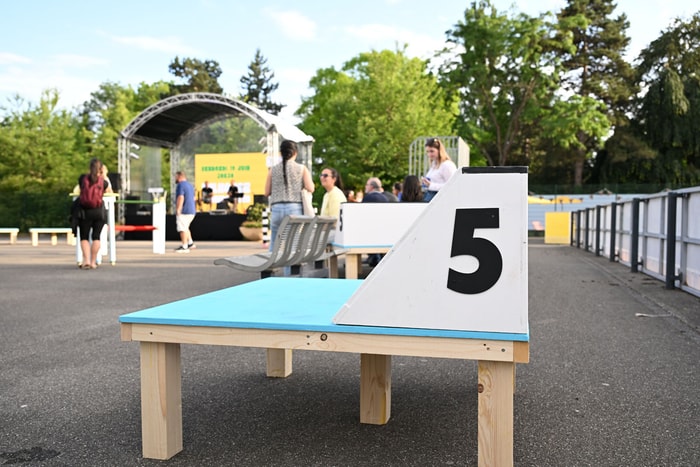 Du mobilier, créé par les designers mulhousiens 2920, est installé au Village d'été et reprend les codes visuels du sport.