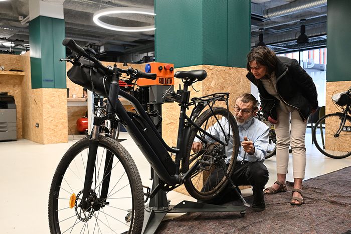 Moyennant une adhésion annuelle de 15€, il est possible d'apprendre à réparer son vélo à la Cité du vélo, avec les membres des Poto'cyclettes.