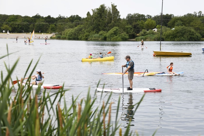 Le club propose aussi des locations de paddle et de canoë. 