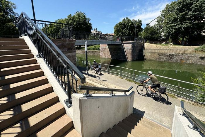 Le pont des Noyers permet d'accéder à l'EuroVéloroute 6 et à l'avenue d'Altkirch.