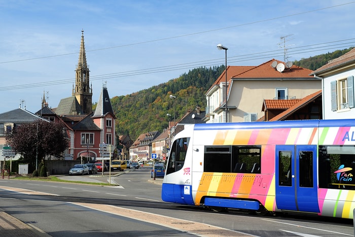 Le Tram Train permet de se rendre jusqu’à la gare de Thann, depuis la gare de Mulhouse, en empruntant le tracé de la ligne 3, puis en empruntant les voies SNCF.
