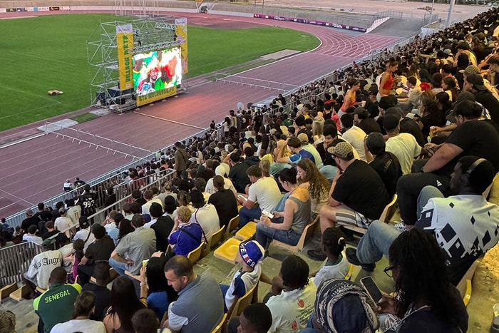 Les matchs sont diffusés sur un écran géant de 32 m². 