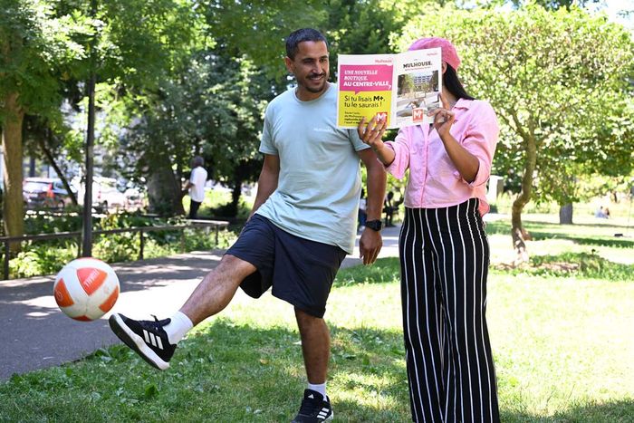 Même en jonglant, Samir Kecha, le capitaine du FC Mulhouse, le lit : le numéro estival de M+ est sorti.