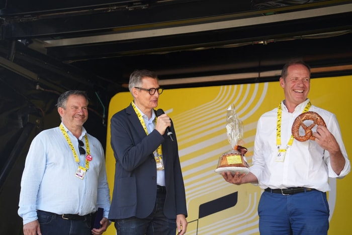 Jean-Marc Amatruda, l'adjoint aux Sports, Frédéric Marquet, le maire de Mulhouse, et Christian Prudhomme, le directeur du Tour de France.