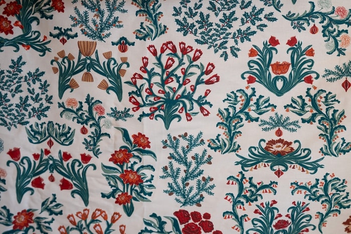 L'étoffe de Noël 2026 met à l'honneur les motifs naturels hivernaux. 