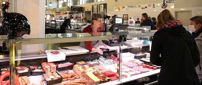 Après la partie alimentaire, la partie mercerie du marché s'apprête à ouvrir.