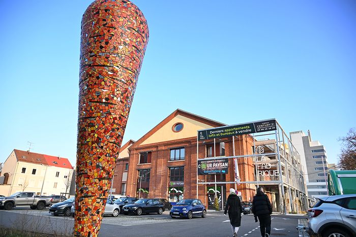 La Fabrique et sa carotte géante sont situées à l'angle des rues de Bâle et du Nordfeld.