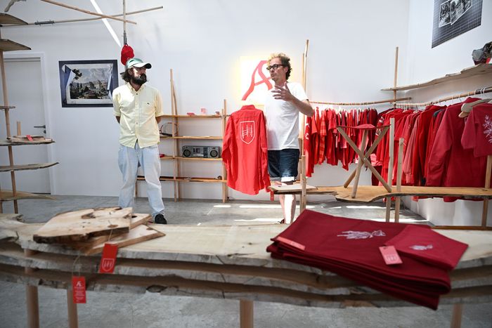 Réalisé avec du bois de l'Ill, le showroom de la marque éphémère du duo Encastrable se découvre à La Kunsthalle.