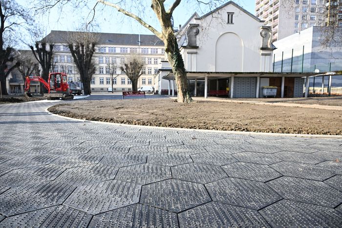 Une partie de la cour est désormais équipée d'un sol en dalles perméables, fabriquées à partir de plastiques recyclés. 