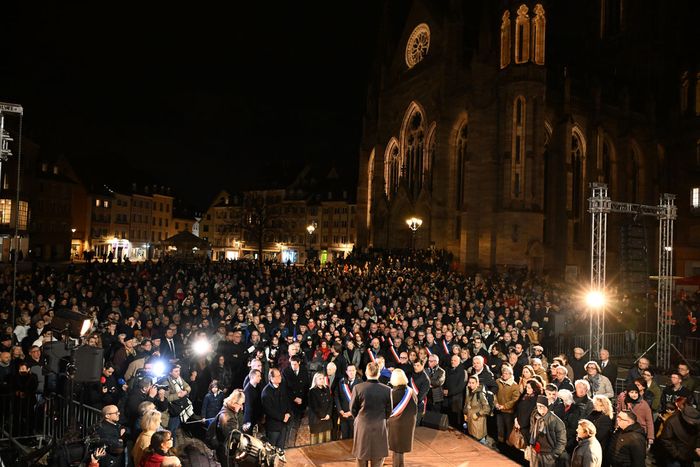 Jeunes, moins jeunes, élus, Mulhousiens… Une assemblée nombreuse et silencieuse s’est rendue au rassemblement Républicain.