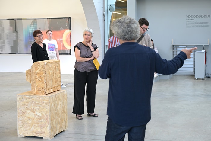Florence Renault-Darsi (à g.) et Sandrine Wymann (au centre), deux des trois commissaires de l’exposition, qui se déploie également au FRAC de Champagne-Ardennes à Reims.