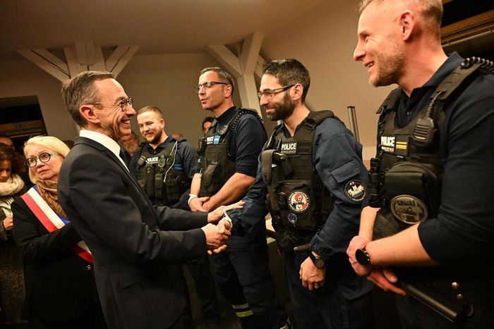 Le ministre de l'Intérieur a salué « le courage des policiers municipaux ». De gauche à droite : Jean-Noël, chef de service et chef de groupe, Gregory, maître-chien, et Jérôme, adjoint au chef de groupe.