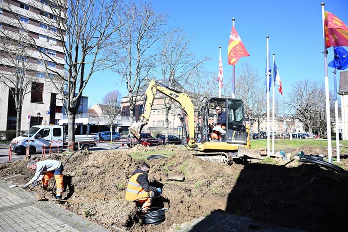 Le massif dédié aux événements (entrée principale A de la mairie) fait partie des réaménagements.