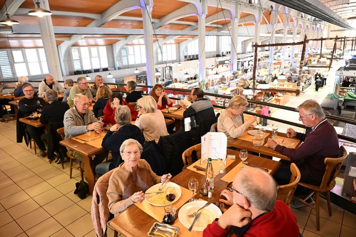 Le restaurant offre une vue plongeante sur la halle du Marché couvert. 