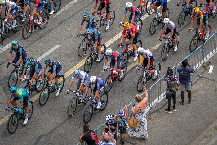 Ne pas hésiter à prendre de la hauteur pour admirer le passage des coureurs du Tour de France.