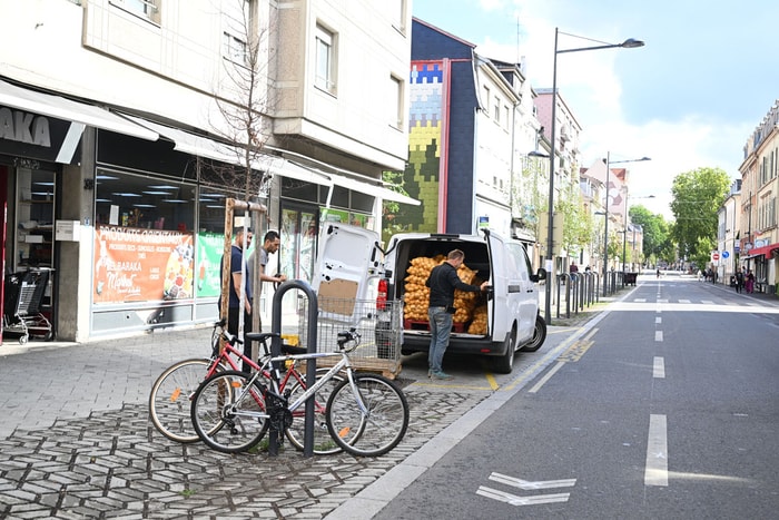 Les places de livraison sont conservées, tout comme les larges trottoirs pour les piétons.