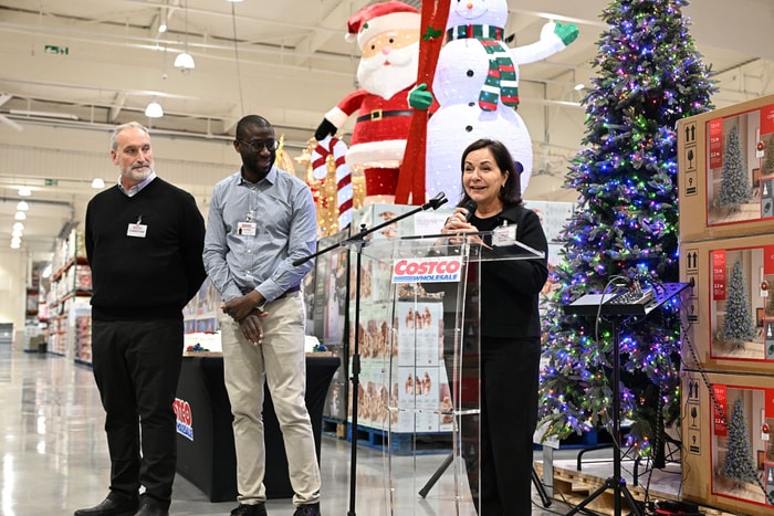 De gauche à droite, Christian Schweizer, manager général du magasin,  Elpidio Olympio, directeur des achats et Diane Tucci, en charge du développement de Costco en France. 