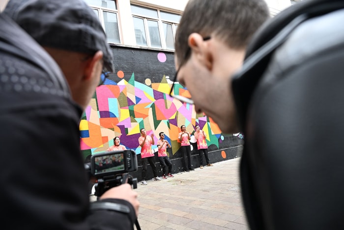 Les cinq jeunes ont pris la pose devant les objectifs des membres de l'atelier vidéo de l'ESAT de Sélestat. 