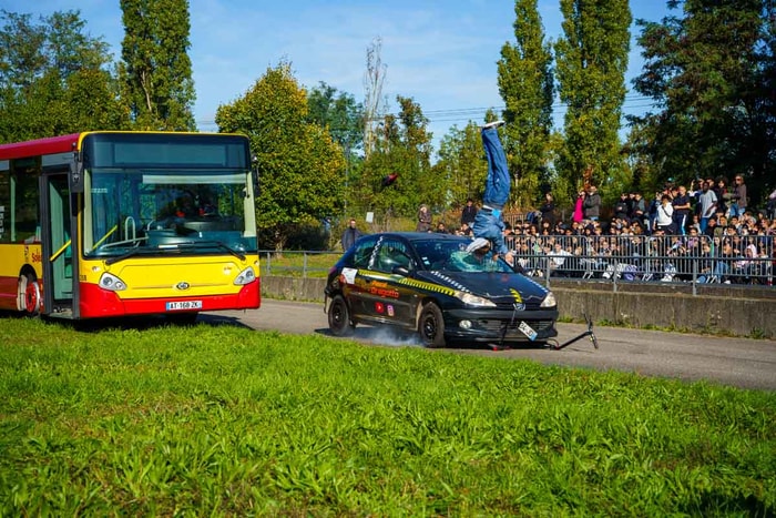 Quand une voiture, lancée à 50 km/h, percute une trottinette électrique...
