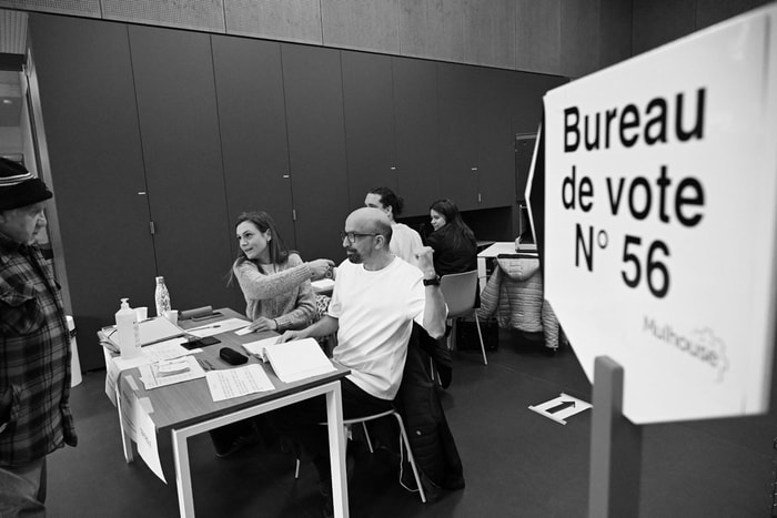 Par ici la sortie du bureau de vote...