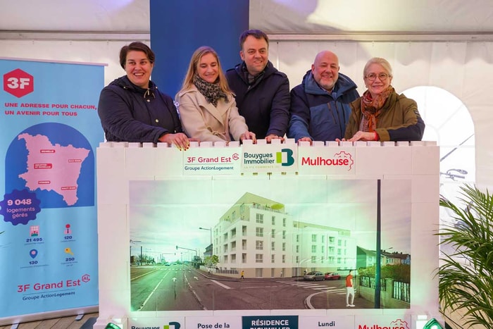 La pose symbolique de la première pierre s'est déroulée, lundi 27 octobre, en présence des porteurs du projets et de Michèle Lutz, maire de Mulhouse, accompagnée du premier adjoint, Alain Couchot.