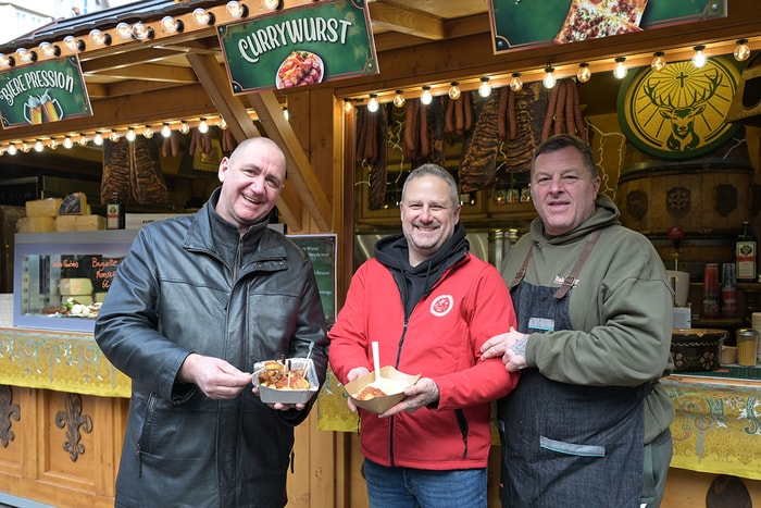 Orion Perraudin (à gauche) et Philippe Lebran (à droite), proposent des currywurst au Marché de Noël.