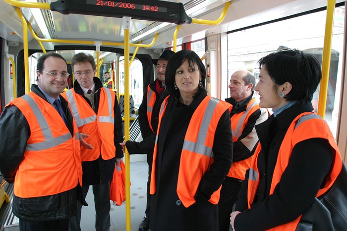 En janvier 2006, François Hollande, alors premier secrétaire du PS, découvre le tram mulhousien.