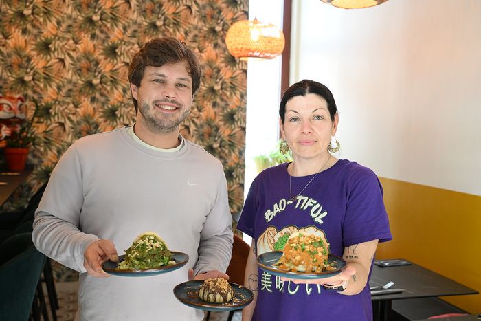 Noé Djavadi (à g.), le gérant du restaurant Bim.Bam.Bao, qui propose des plats à base de bao, un pain asiatique cuit à la vapeur.