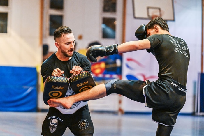 Les arts martiaux mixtes font travailler l'ensemble du corps. 