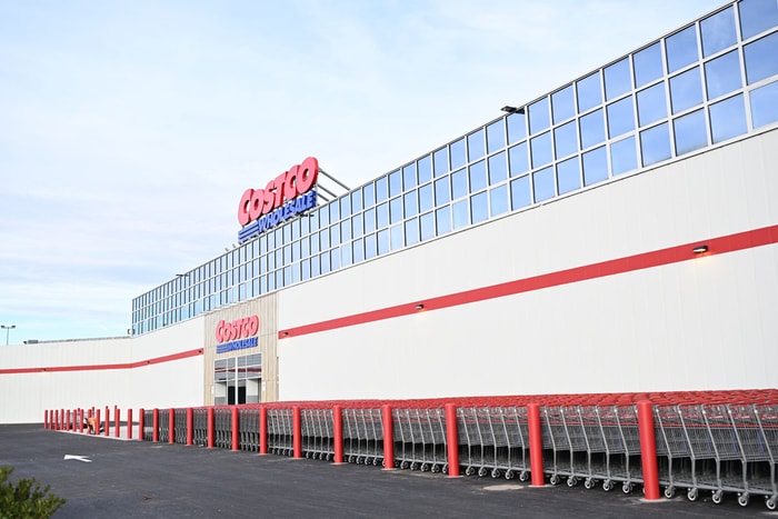 La façade principale du magasin. 