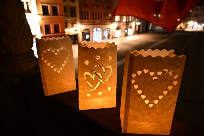 Cette année, ce sont des lampions lumineux qui symboliseront l'amour, place de la Réunion.