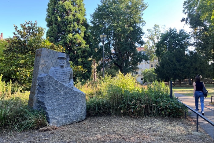 La stèle Dreyfus au square Steinbach, à Mulhouse. 