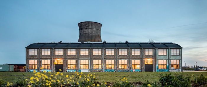 La Grande Halle de Colombelles, à Caen, fait partie des bâtiments réhabilités et transformés par l'agence Encore Heureux.
