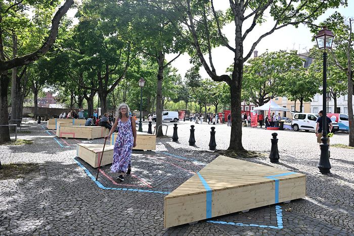 Du mobilier a été installé à l'ombre des arbres de la place Schmalzer.
