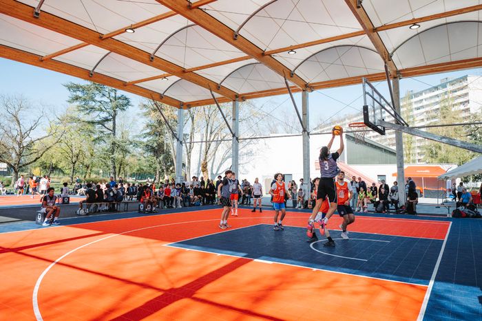 L'un des deux terrains est couvert, permettant la pratique du basket par tous les temps.
